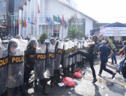 Aparat Kepolisian Bentrok dengan Puluhan Warga Didepan Kantor KPU Bulukumba!