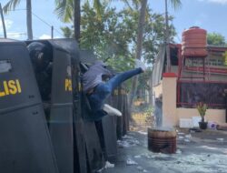 Brimob Bentrok dengan Massa Simpatisan Calon Didepan Kantor KPU Bone