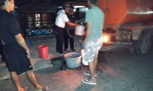 Kasi Kedaruratan dan Logistk BPBD Dampingi Anggotanya Salurkan Air Bersih sampai Subuh