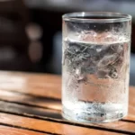 4 Efek Buruk Minum Air Dingin saat Cuaca Panas Menurut Dokter