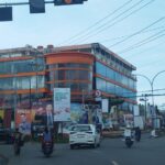 Caleg  ‘Tebar Pesona’  dari baliho sampai spanduk ada yang dipaku di pohon