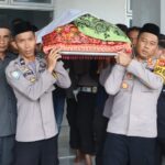 Kapolres Bulukumba ikut usung jenazah anggota polisi yang meninggal dunia