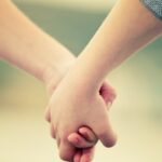 Bergandengan tangan dengan pacar di bulan ramadan bisa mengurangi pahala puasa