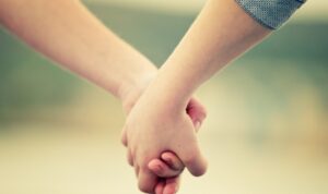 Bergandengan tangan dengan pacar di bulan ramadan bisa mengurangi pahala puasa