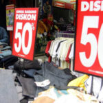 Banyak Diskon, Warga Bulukumba Berburu pakaian Jelang Lebaran 