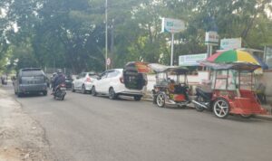 Polisi diminta tindak kendaraan langgar marka jalan depan RSUD Andi Sultan daeng Radja 