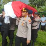 Kapolres Bulukumba Ikut Usung Jenazah Anggota Polri Ke Pemakaman