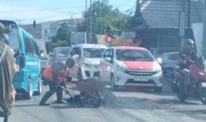 Jalan berlubang di kota Bulukumba ditambal, warga minta jangan asal dikerja