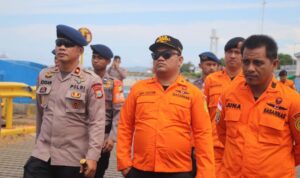 Tim SAR Batalyon C Pelopor bersama Pos Basarnas Bone Pantau Arus Mudik di Pelabuhan Bajoe