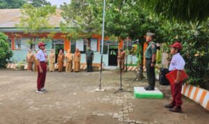 Orang tua peserta didik jadi pembina untuk upacara bendera SDN 322 Ela-ela 