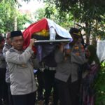 Kapolres Bulukumba Turun Langsung Usung Jenazah Anggotanya 