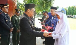 Hari Lahir Pancasila, Wabup Edy Manaf Serahkan Bendera Merah Putih