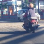 Ancam Nyawa Pengendara, Kerikil Bercampur Tanah Berserakan Di jalan Poros Palambarae