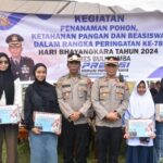 Penanaman Pohon Dan Pemberian Beasiswa Kegiatan Polisi di Bulukumba Sambut Hari Jadi Bhayangkara ke 78 Tahun 