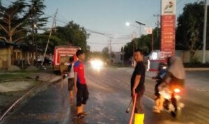 Gerak Cepat Personil Damkar Bersihkan Tumpukan Tanah Kerikil di Jalan Poros Desa Palambarae