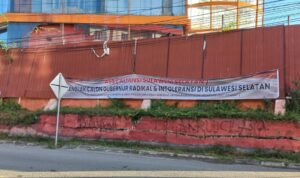 Viral, Spanduk Panjang Bertuliskan Tolak Calon Gubernur Radikal Dan Inteloransi Terpasang Di Bulukumba 