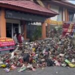 Kesal, Warga Buang Sampah Di Kantor Bupati 