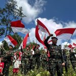 Brimob Bone Kibarkan Merah Putih Di Puncak Lampoko