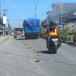 Material Tanah Berserakan Di Jalan Samratulangi Kota Bulukumba