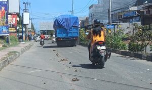 Material Tanah Berserakan Di Jalan Samratulangi Kota Bulukumba