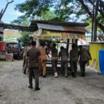 Satpol PP Tertibkan Lapak Pedagang Kaki Lima Depan TMP Taccorong