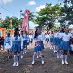 Ratusan Warga Padati Lapangan Bontomanai Bulukumba Nonton Waria Ikut Lomba Gerak Jalan 