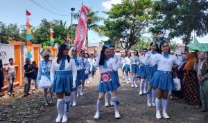 Ratusan Warga Padati Lapangan Bontomanai Bulukumba Nonton Waria Ikut Lomba Gerak Jalan 