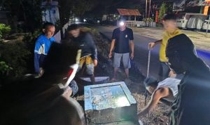 Warga Dusun Likukorong Bontoyeleng Kerja Bakti Malam Hari Perbaiki Tugu Batas Wilayah 
