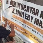 Warga Salassae Turun Tangan Perbaiki Baliho HB yang Dirusak OTK