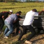 Jiwa Penolong, Andi Utta Tak Disangka Turun Dorong Mobil Warga