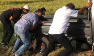 Jiwa Penolong, Andi Utta Tak Disangka Turun Dorong Mobil Warga