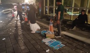Paslon Jadimi Bicara Sampah, Pendukungnya Tinggalkan Sampah di Luar Debat