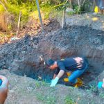 Disaksikan Ratusan Warga, Makam Korban Pembunuhan Di Kampung Jawa Desa Polewali Digali Polisi 