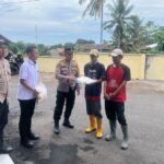 Polisi Bersedekah Ke Petugas Kebersihan di Bulukumba