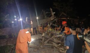 Angin Kencang Disertai Hujan Landa Bulukumba,Kades Bontonyelang Nyaris Tertimpa Pohon Tumbang