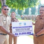 Kades Tanah Harapan Wakili Warga Korban Puting Beliung Terima Bantuan Dari Pemkab 