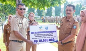 Kades Tanah Harapan Wakili Warga Korban Puting Beliung Terima Bantuan Dari Pemkab 