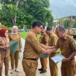 Wabup Edy Manaf Serahkan Motor Sampah dan Petugas Penyapu ke Kelurahan se-Kecamatan Ujungbulu