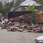 Breaking News: Rem Blong Mobil Truk Fuso Pengangkut Besi Tua Terbalik Di Poros Bulukumba-Sinjai
