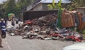 Breaking News: Rem Blong Mobil Truk Fuso Pengangkut Besi Tua Terbalik Di Poros Bulukumba-Sinjai