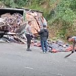 Polisi Lalu lintas ikut Bantu Bersihkan Muatan Truk Fuso Yang Kecelakaan Rem Blong Di Tanete