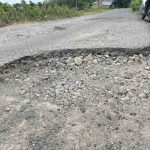 Dalamnya Lubang di Jalan Poros Sawere-Banyorang, Motor Pengendara Rusak