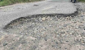 Dalamnya Lubang di Jalan Poros Sawere-Banyorang, Motor Pengendara Rusak