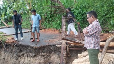 Longsor Putus Jalan di Kecamatan Herlang
