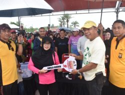 Istri Polisi Bawa Pulang Motor Baru, Menang Undian di Acara Jalan Sehat