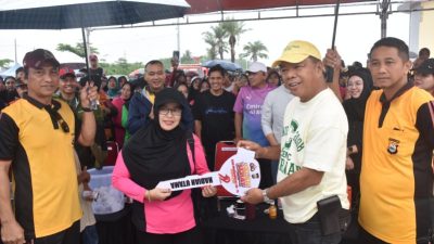 Istri Polisi Bawa Pulang Motor Baru, Menang Undian di Acara Jalan Sehat