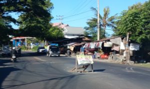 Usai Disorot Warga, Jalan Rusak Di Dekat Gedung DPRD Bulukumba Ditambal Sulam