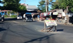 Bagi Pengendara Harap Hati-hati ada Jalan  Rusak Tidak Jauh Dari Gedung DPRD Bulukumba