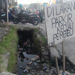 Bandel, Masih Ada Warga Bulukumba Buang Sampah Ke Selokan 