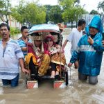 Pangantin Terobos Banjir ke Tempat Resepsi Di Bulukumba Gunakan Becak